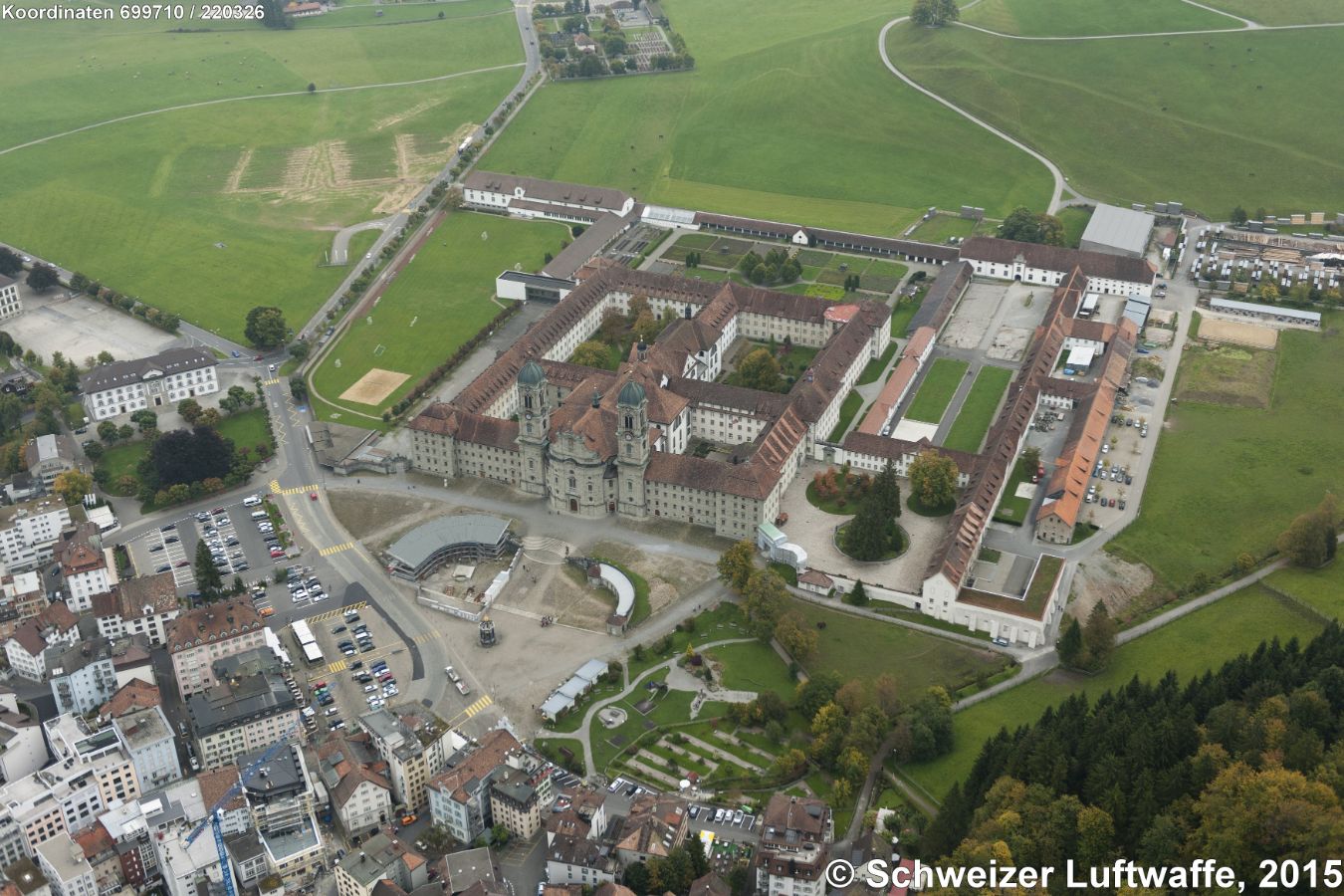 Benediktinerkloster und Stifts-Schule Einsiedeln, Blickrichtung ostwärts. - Der lateinische Begriff ist: Abbatia territorialis Sanctissimae Virginis Mariae Einsiedlensis. Die Ursprünge gehen aufs Jahr 828 zurück, wonach der Benediktiner Meinrad vom Kloster Reichenau am Etzelpass eine Klause errichtete. Heute leben rund 50 Mönche in Einsiedeln.